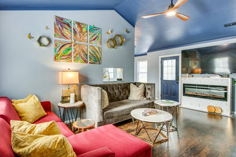 Vintage Chic Getaway 6 Mi to Uptown Charlotte