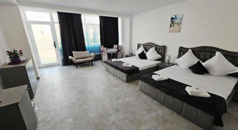 Serviced apartment with terrace & yard — photo 2