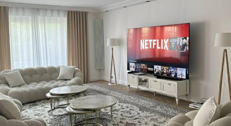 Fully equipped rental apartment with jacuzzi & terrace | Next to Arc de Triomphe | Suitable for remote work | Pets allowed in Courbevoie