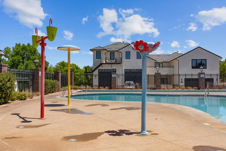 Fully equipped spacious vacation home with pool, jacuzzi & barbeque | Pet-friendly in Hurricane, UT