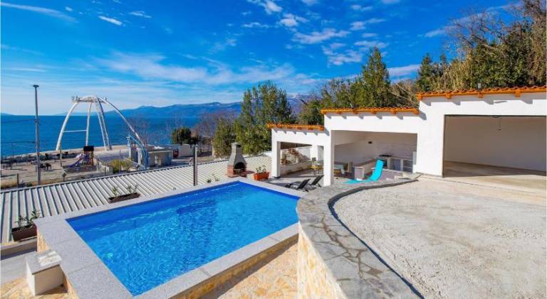 Vacation home with pool & jacuzzi — photo 3