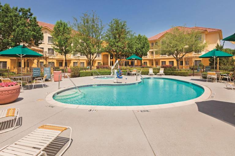 La Quinta Inn & Suites by Wyndham Dallas DFW Airport North — photo 4