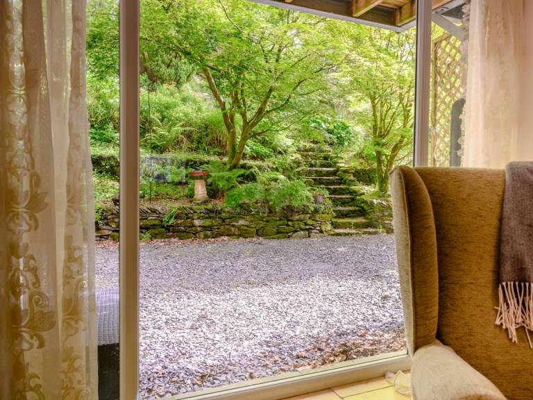 Cottage with garden — photo 4