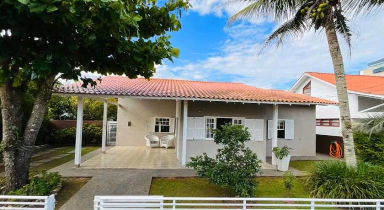 Wonderful vacation home | Beach nearby | Pets are welcome in Florianópolis