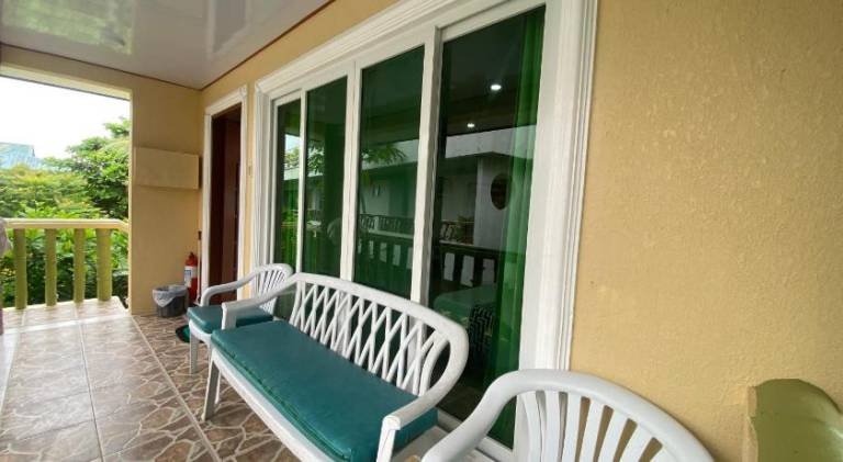 HMC Guesthouse - Malapascua Island Air-conditioned Room 2 — photo 5