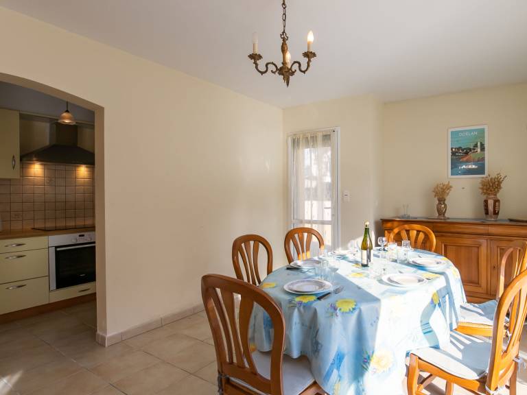 Rental apartment with yard, patio & barbecue — photo 4