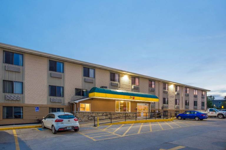 Super 8 By Wyndham Iowa City/Coralville in Coralville, IA