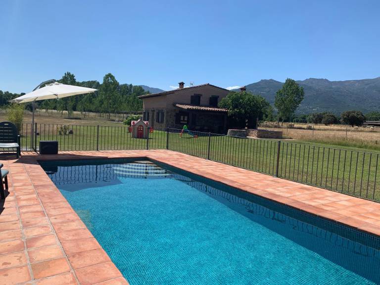 Spacious holiday apartment with garden, grill & private pool | Pets allowed in Ávila