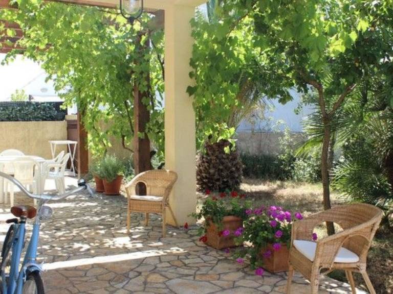 Vacation home with barbeque & garden — photo 2