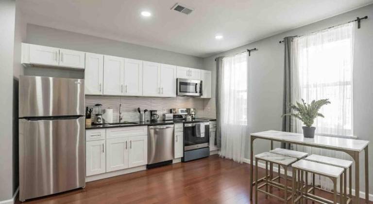 Large and Sunny 1BR - Center City - Sleeps 4 — photo 3