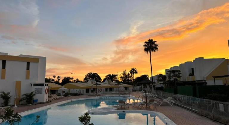 Vacation home with pool — photo 2
