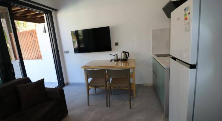 Serviced apartment with garden, patio & pool — photo 5