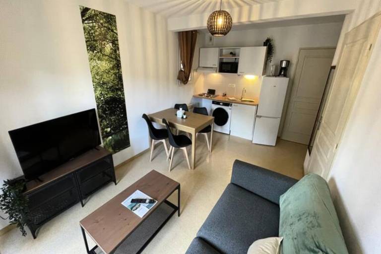 Beautiful rental apartment with yard, patio & pool | Pets allowed — photo 3