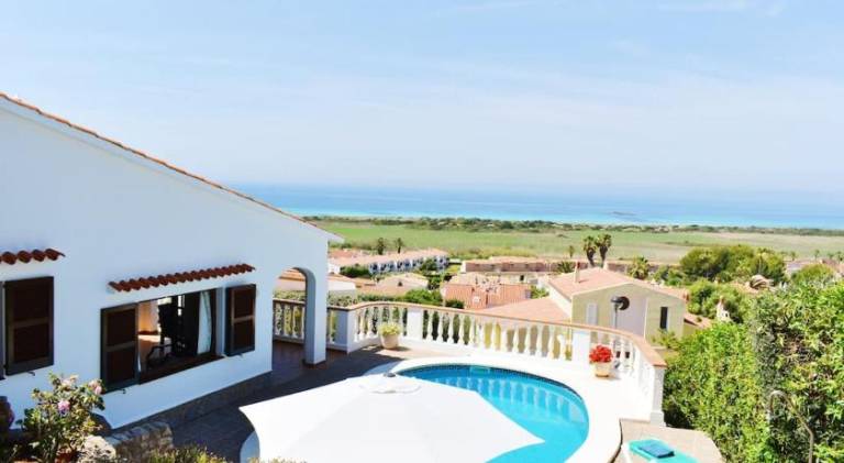 Villa with terrace, barbecue & yard — photo 3