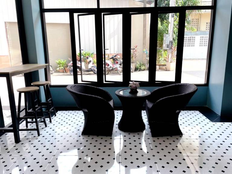 Serviced apartment with patio & yard | Pets allowed — photo 2