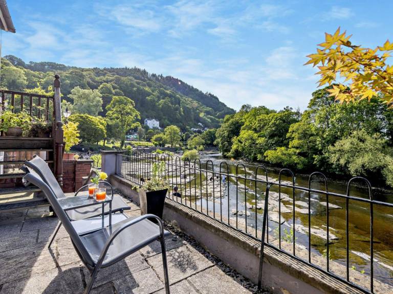 Apartment with yard | Water view in Llangollen