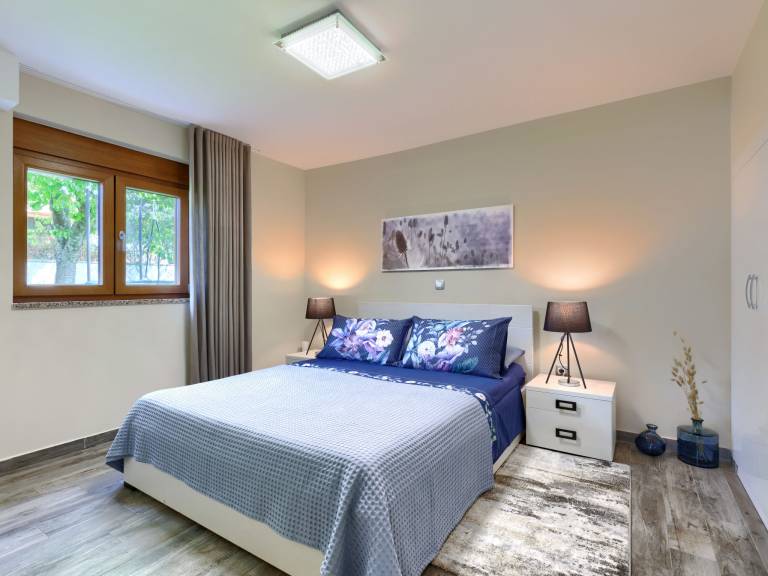 Fully equipped ample vacation home with terrace, yard & grill | Dogs allowed — photo 4