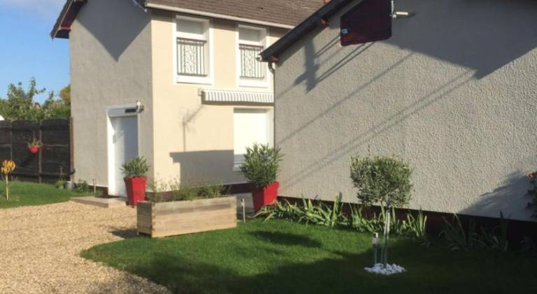 House with barbeque, garden & patio in Caen