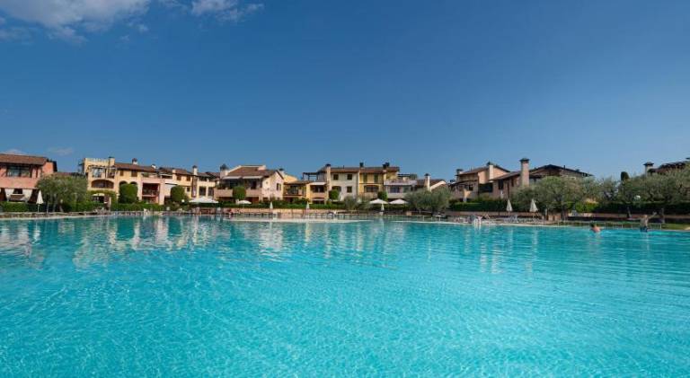 Fully equipped villa with terrace, private pool & yard | Pet-friendly — photo 3