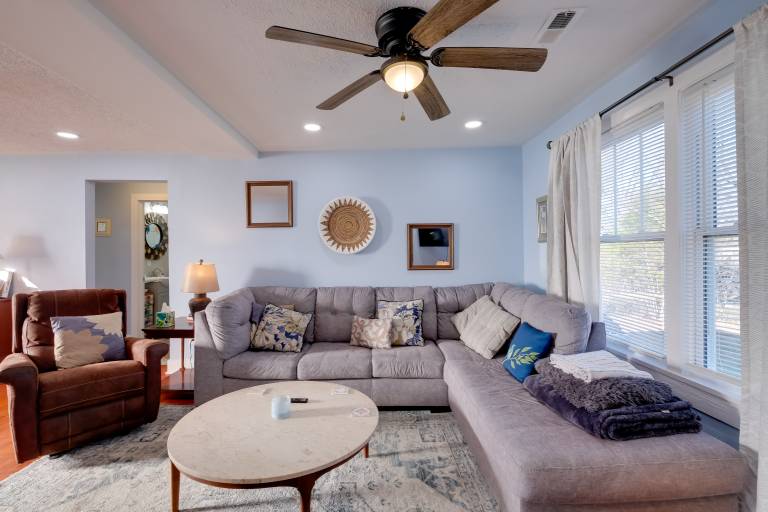 3 Mi to Radford University & River Charming Home