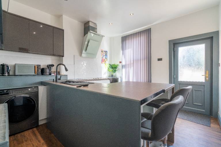Brand New 4 Bed House 10 min from Peak District