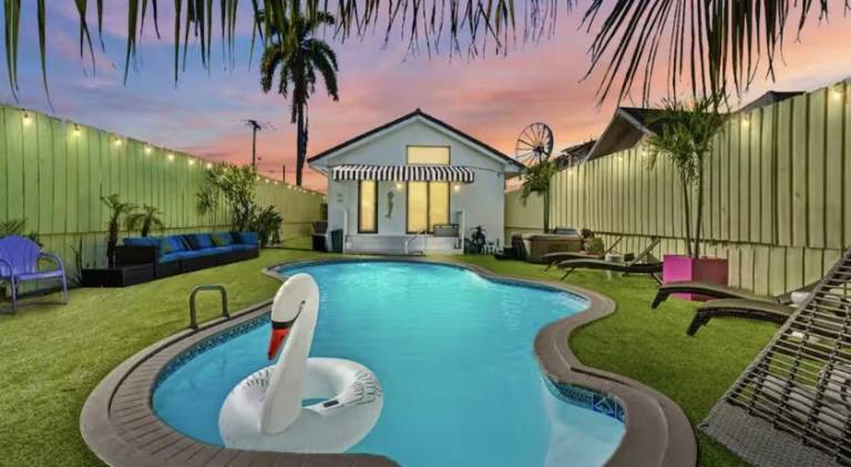 Vacation home with pool & jacuzzi in Miami, FL