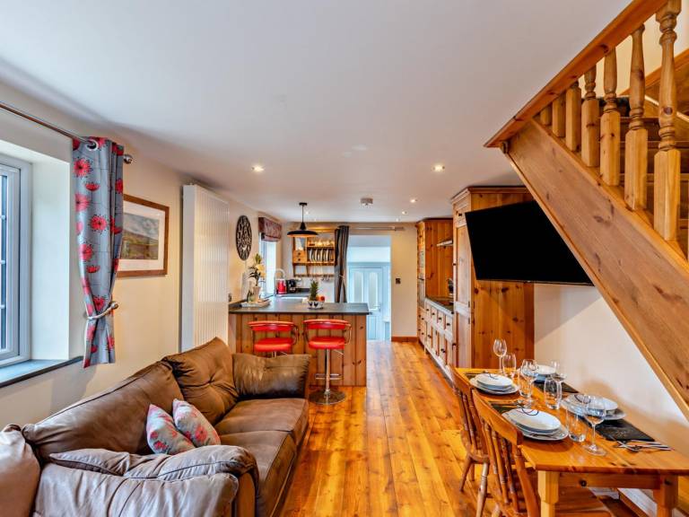 Vacation home with hot tub & yard | Pets are welcome in Ilfracombe