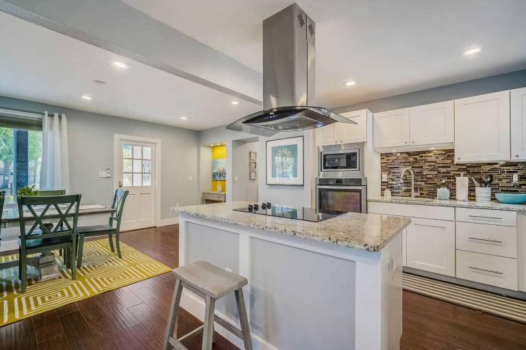 Room to Relax-Downtown Sarasota, Sleeps 8, Walkable Neighborhood — photo 3