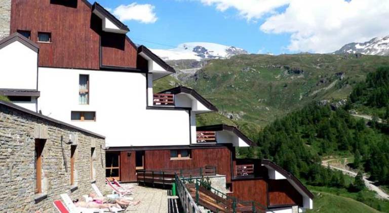 Serviced apartment with sauna, jacuzzi & terrace in Valtournenche