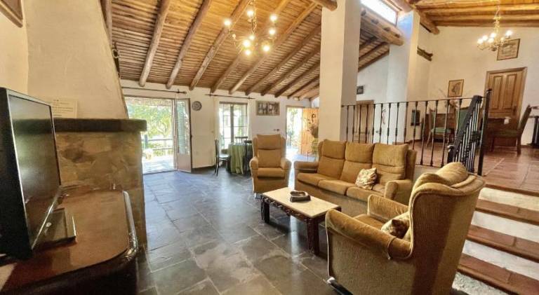 House with pool, patio & BBQ — photo 4