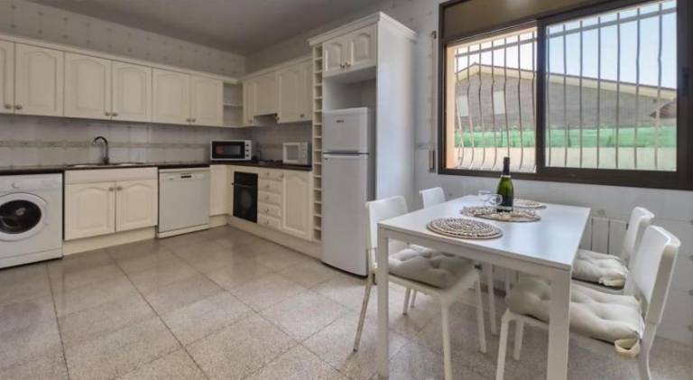 Villa with barbeque, yard & patio — photo 4