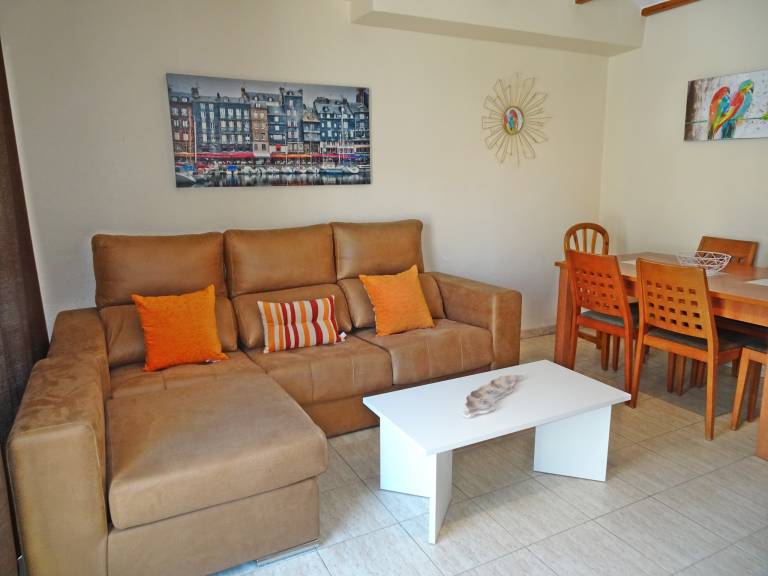 Holiday apartment with terrace, garden & pool — photo 3