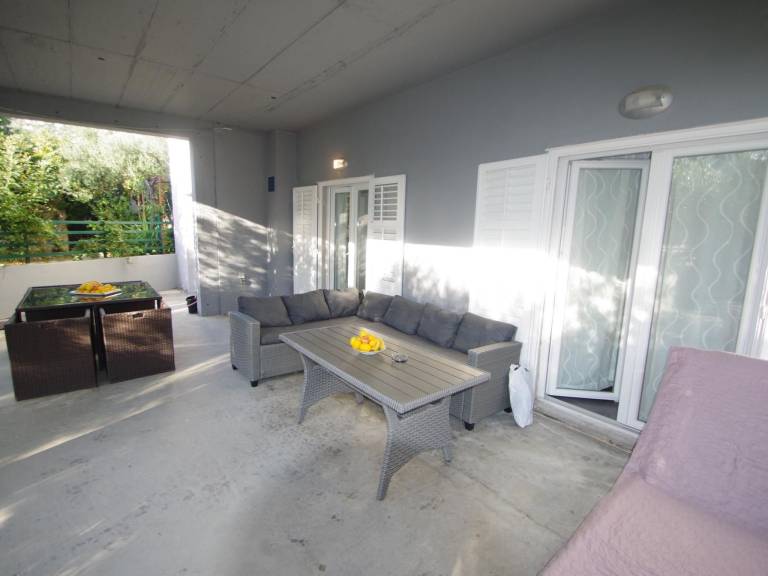 Family-friendly apartment with barbecue, yard & patio | Mountain view | Beach nearby | Pets are welcome — photo 3