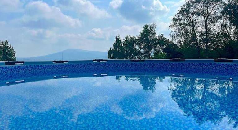 Chalet with hot tub & pool — photo 3