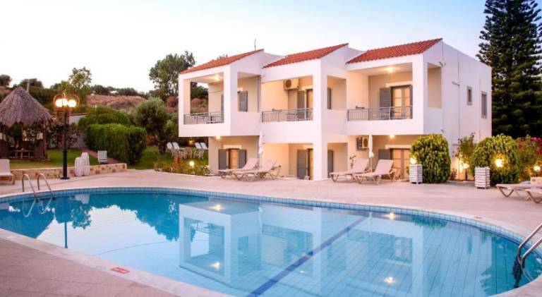Holiday apartment with pool, grill & yard — photo 2
