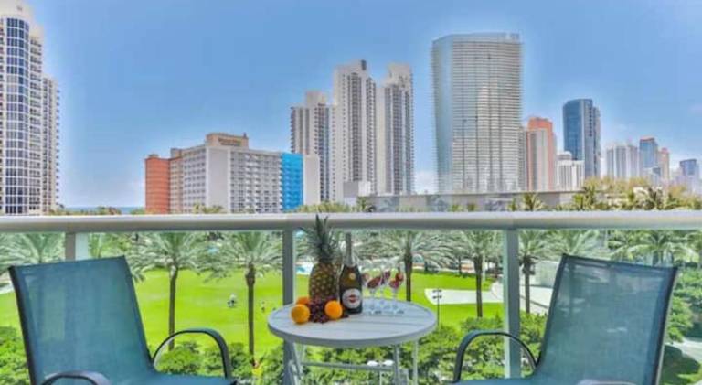Holiday apartment with pool | Beach nearby | Good for workation | Dogs allowed in Aventura, FL