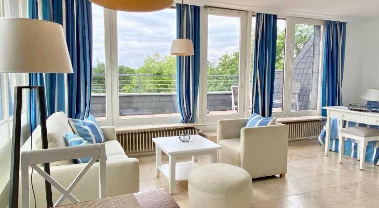 Spacious serviced apartment with pool, patio & yard | Beach nearby | Dogs allowed — photo 2