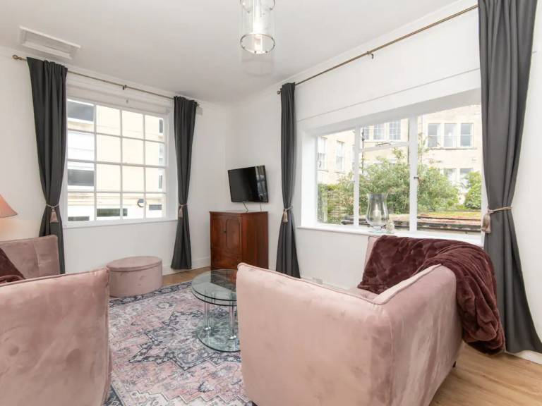 Fully equipped house with fast internet | Near Roman Baths | City view | Pets are welcome — photo 4
