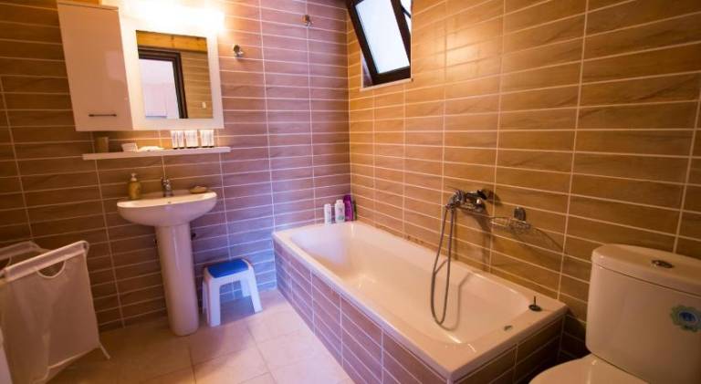 Fully equipped house with private pool, BBQ & yard | Suitable for remote work | Dogs allowed — photo 2