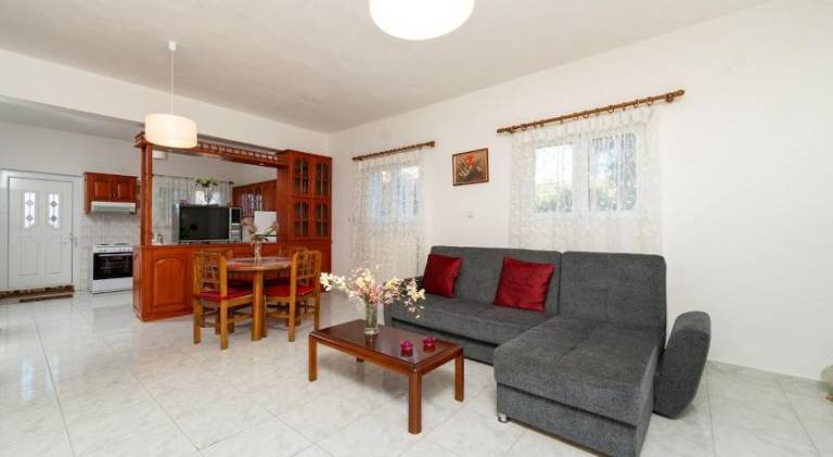 Rental apartment with garden — photo 2