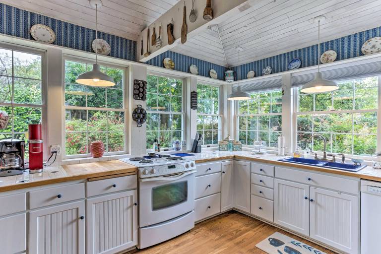 Charming Historic Retreat Near Poverty Bay! — photo 3