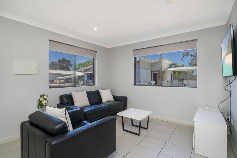 Sunny 2 Bed in Quiet Location with Balcony
