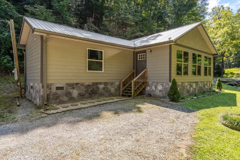 Family-friendly cabin with grill & hot tub | Mountain view | Pets are welcome in Sevierville, TN