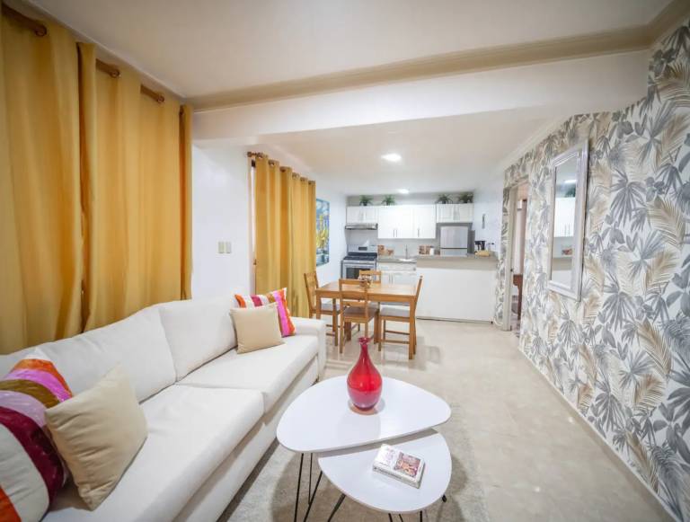 Stylish 1r-1b Apt Near The Beach And Main Street — photo 3