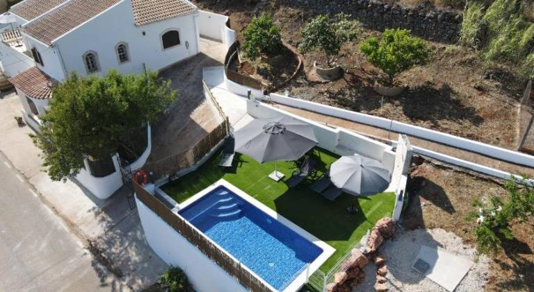 Fully equipped vacation home with terrace, yard & pool | Pets allowed in Loulé