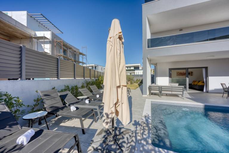 Villa with barbeque, hot tub & patio — photo 3