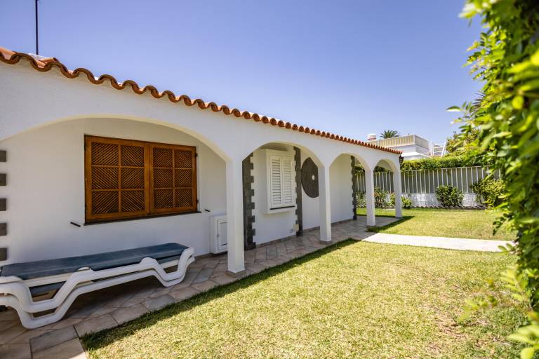 Bungalow with barbecue, pool & patio — photo 5