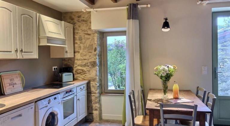 Nice vacation home with barbecue, yard & patio | Suitable for remote work | Dogs allowed — photo 2