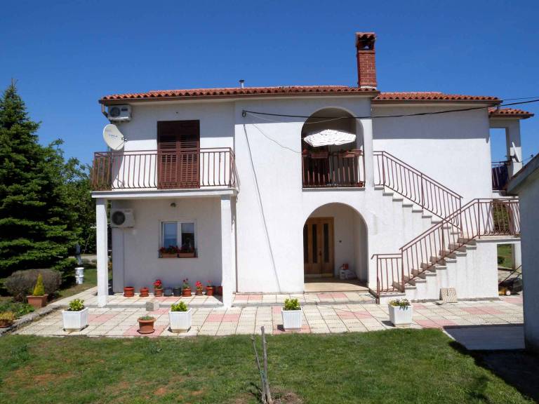 Holiday apartment with barbecue, garden & patio — photo 4