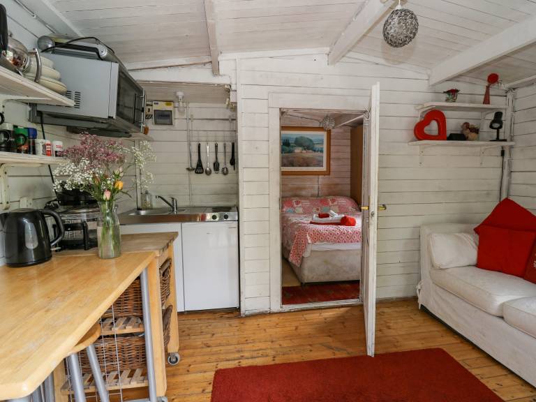 Family-friendly lovely cottage with hot tub & yard | Pets allowed — photo 4